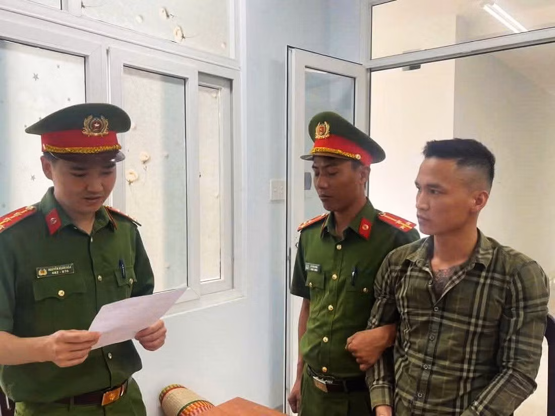  Vận động hai anh em song sinh đang bị truy tìm trở về đầu thú -0
