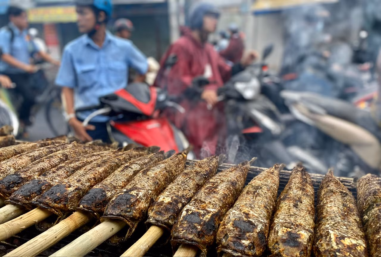 Chợ cá lóc nướng sực nức mùi ngày 