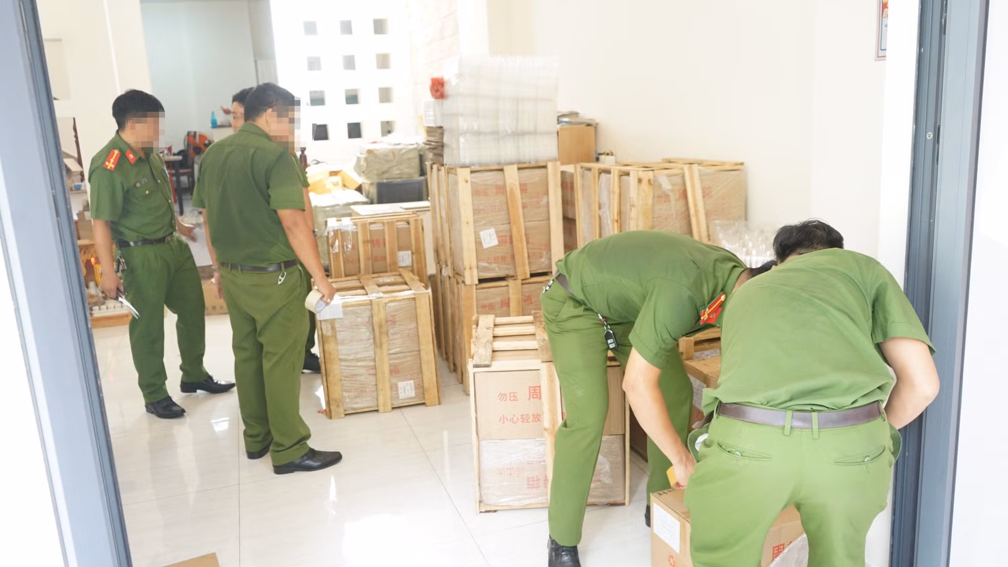 Thêm hàng ngàn bánh trung thu không rõ nguồn gốc bị thu giữ -0