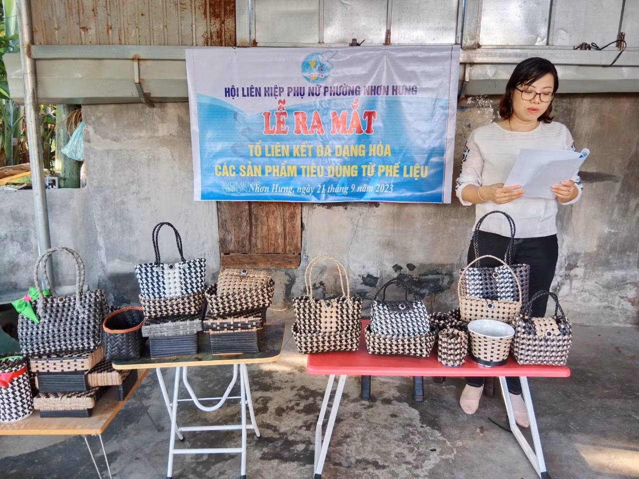Thổi hồn vào phế liệu, làm quà Trung thu cho trẻ em nghèo -0