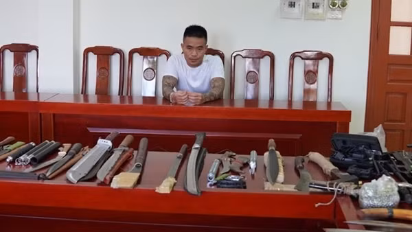 Bắt chủ hiệu cầm đồ cho vay nặng lãi, thu nhiều hung khí