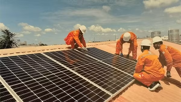 Giải “bài toán” phát triển năng lượng sạch