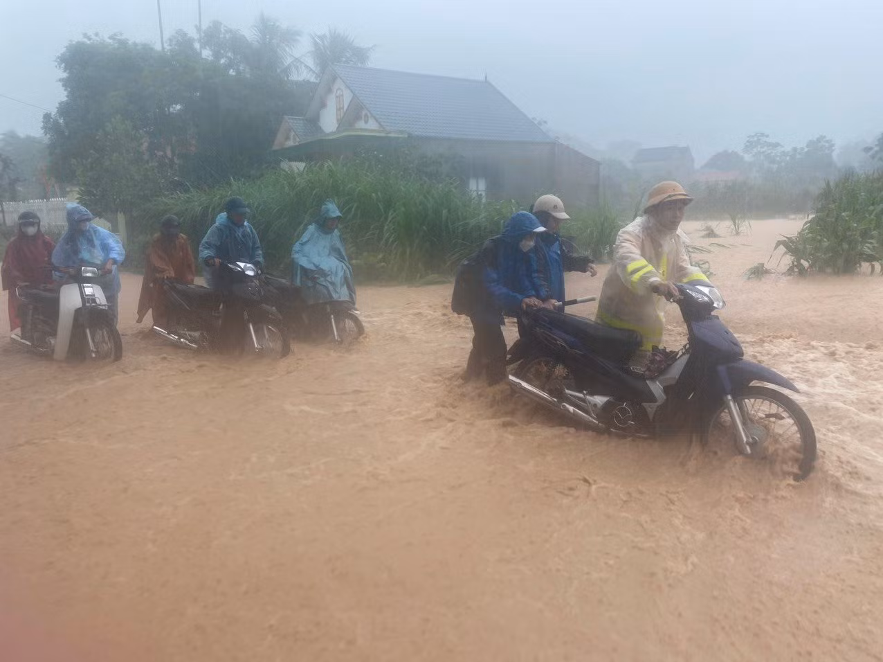 Công an Thanh Hóa xuống cơ sở giúp dân phòng, chống mưa lũ -0