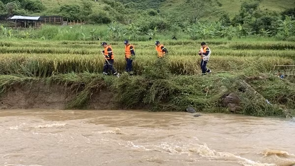 Sạt lở taluy do mưa lũ, các nạn nhân bị cuốn đi xa nhiều km