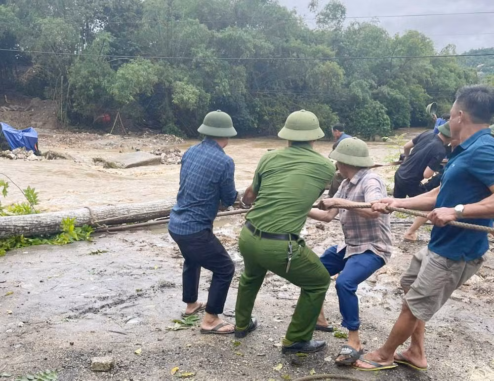 Công an Nghệ An: Khẩn trương giúp dân khắc phục hậu quả mưa lớn kéo dài -3