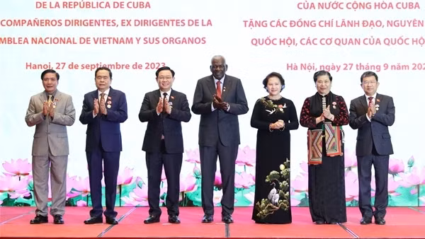 Trao Huân chương của Nhà nước Cuba tặng Chủ tịch Quốc hội Vương Đình Huệ