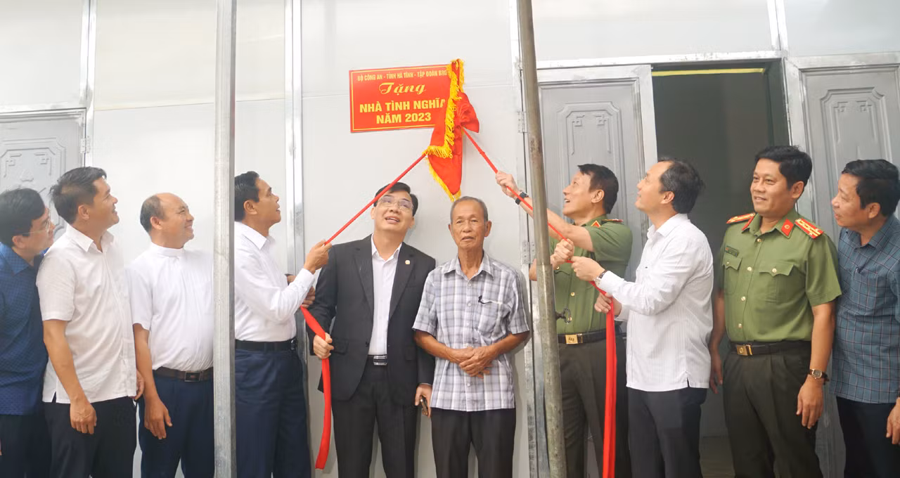 Thứ trưởng Lương Tam Quang dự lễ khánh thành nhà cho người nghèo tại Hà Tĩnh -0