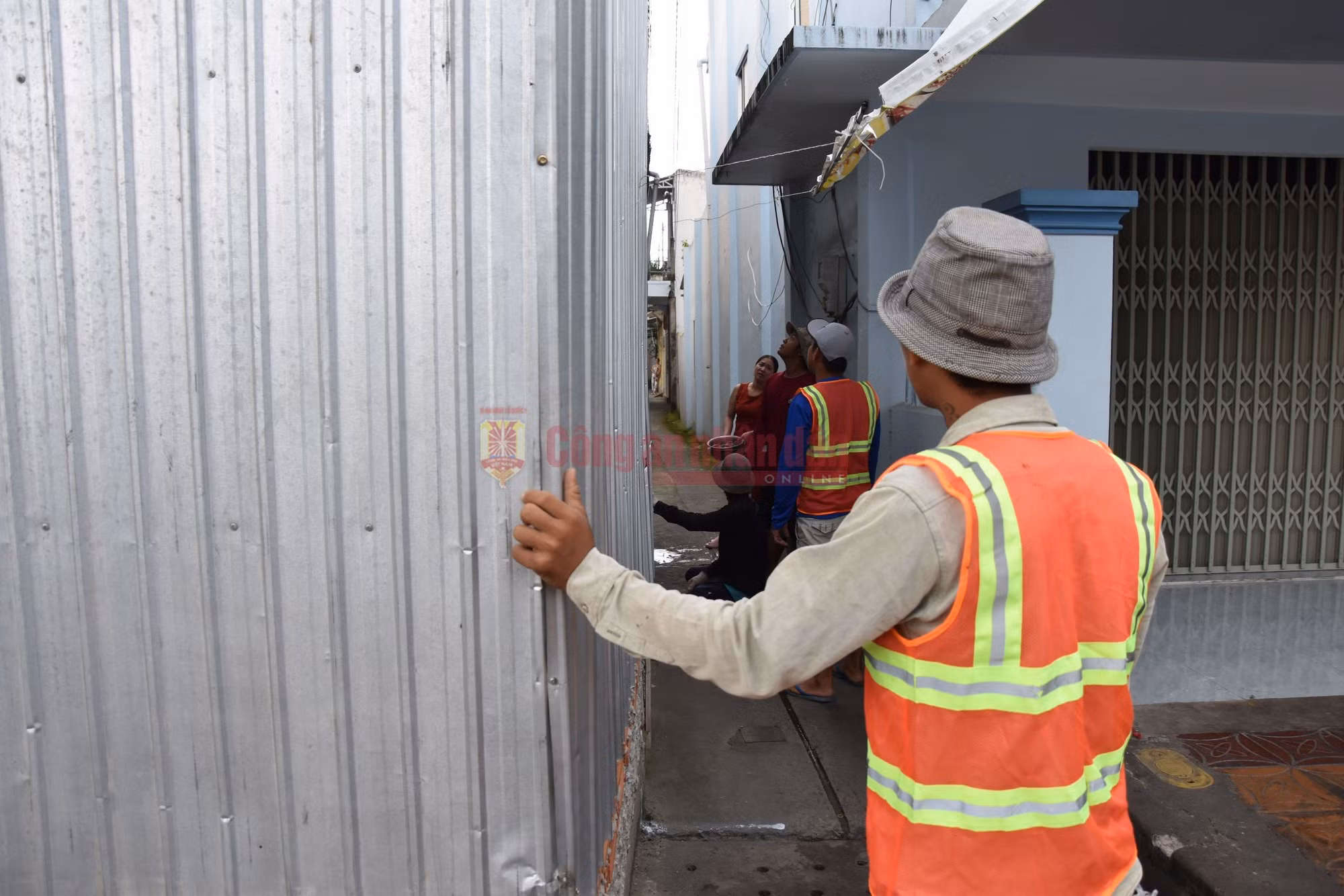 Chủ công trình xây dựng từng “nhốt” cán bộ kiểm tra đã tự nguyện tháo dỡ -1