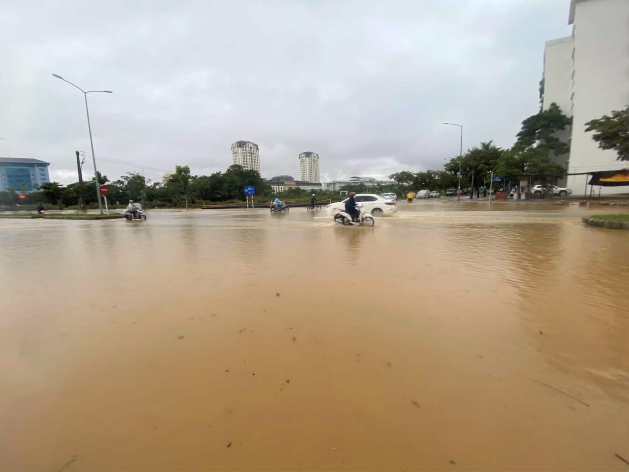 Mưa lớn, nhiều tuyến đường ở trung tâm TP Huế ngập lụt -0