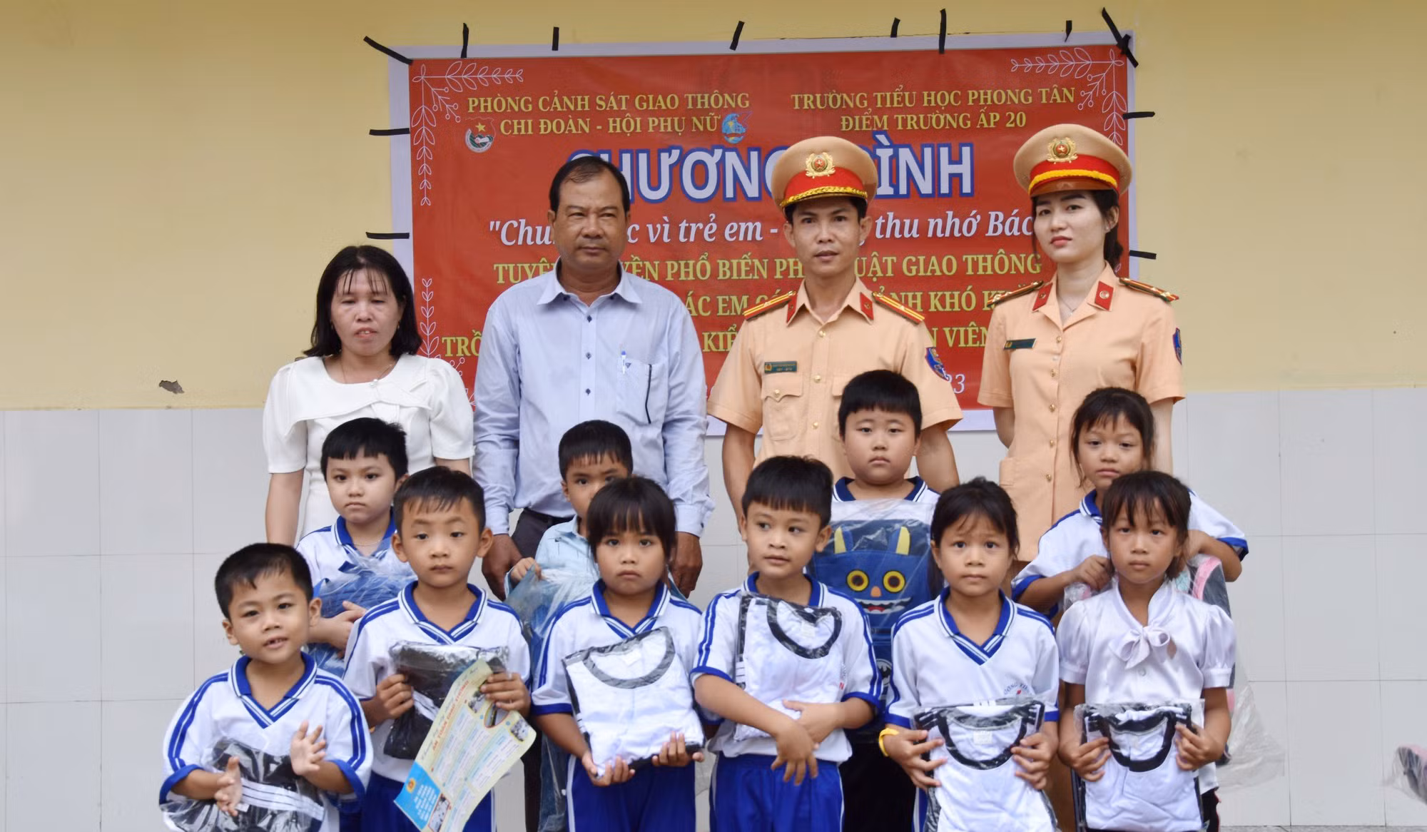 CSGT mang trung thu đến với học sinh nghèo vùng ven -1