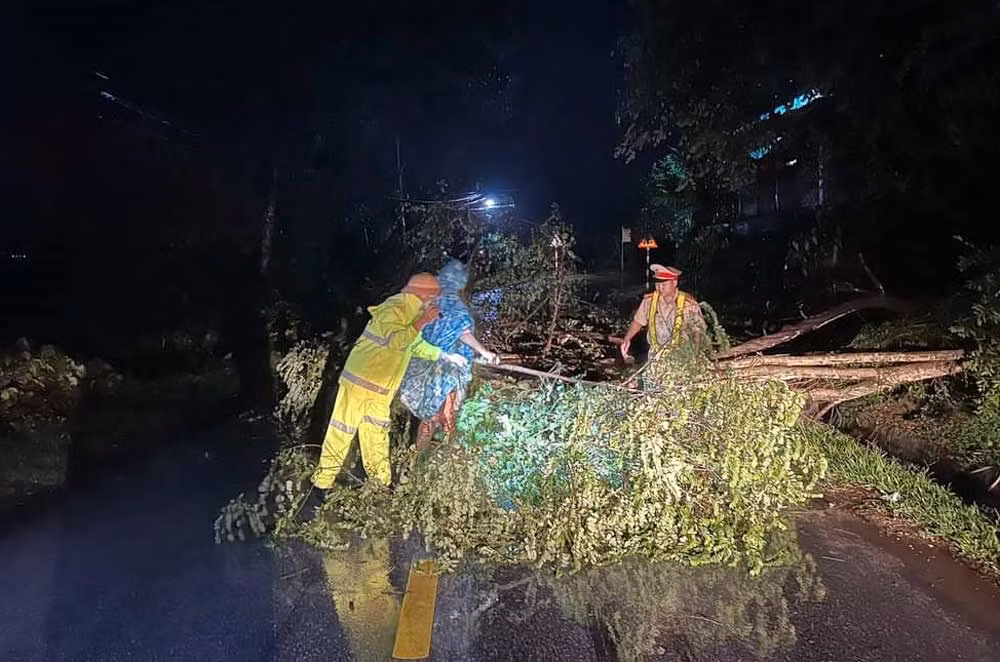 Công an Nghệ An: Khẩn trương giúp dân khắc phục hậu quả mưa lớn kéo dài -1