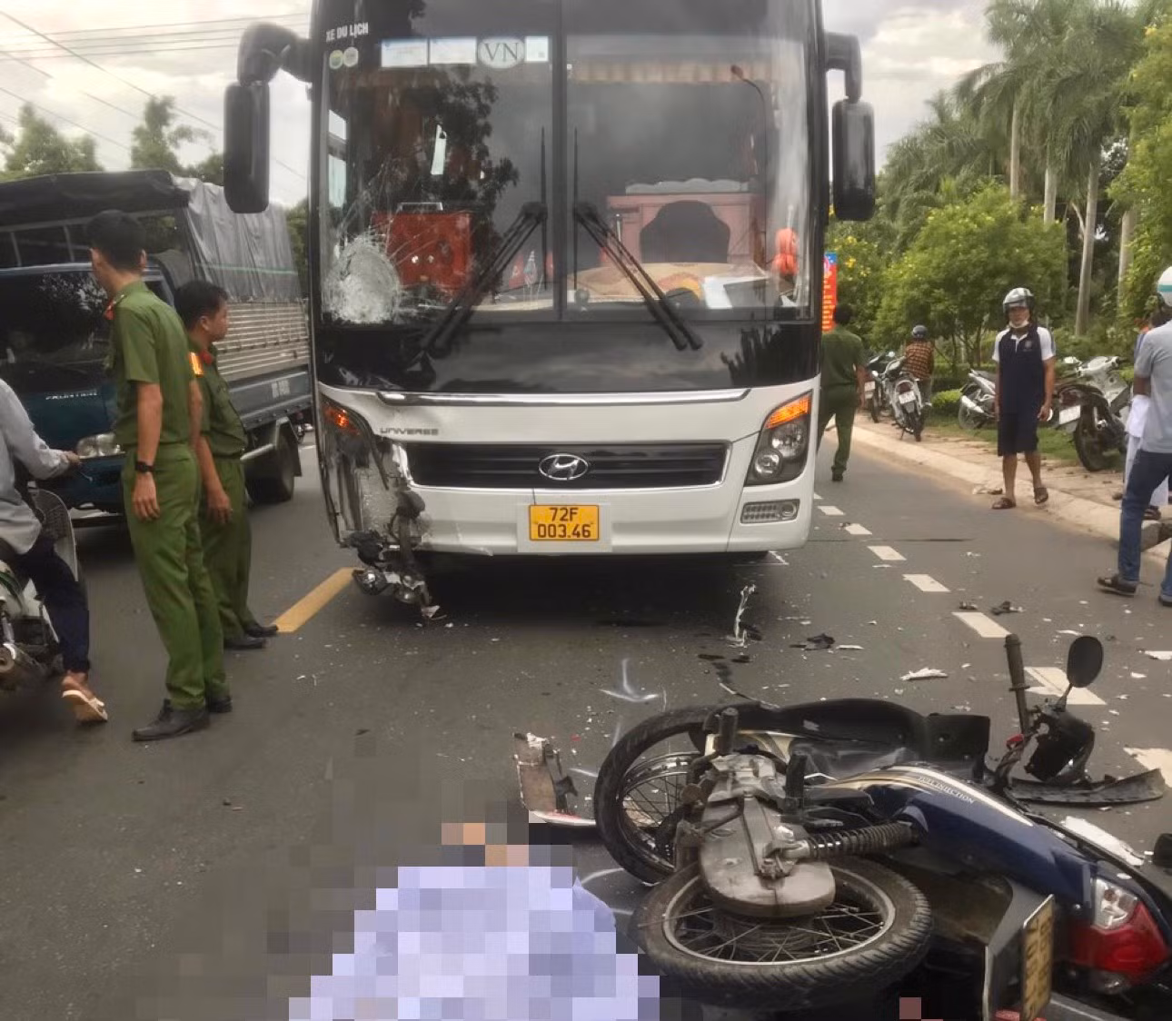 &nbsp;Xe khách và xe máy tông trực diện, 1 người tử vong tại chỗ -0