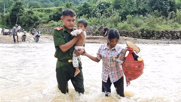 Công an Nghệ An hỗ trợ người dân vùng lũ