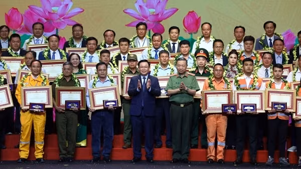 “Ánh dương trong màn đêm”- tôn vinh những người hùng sẵn sàng lao vào hiểm nguy cứu người