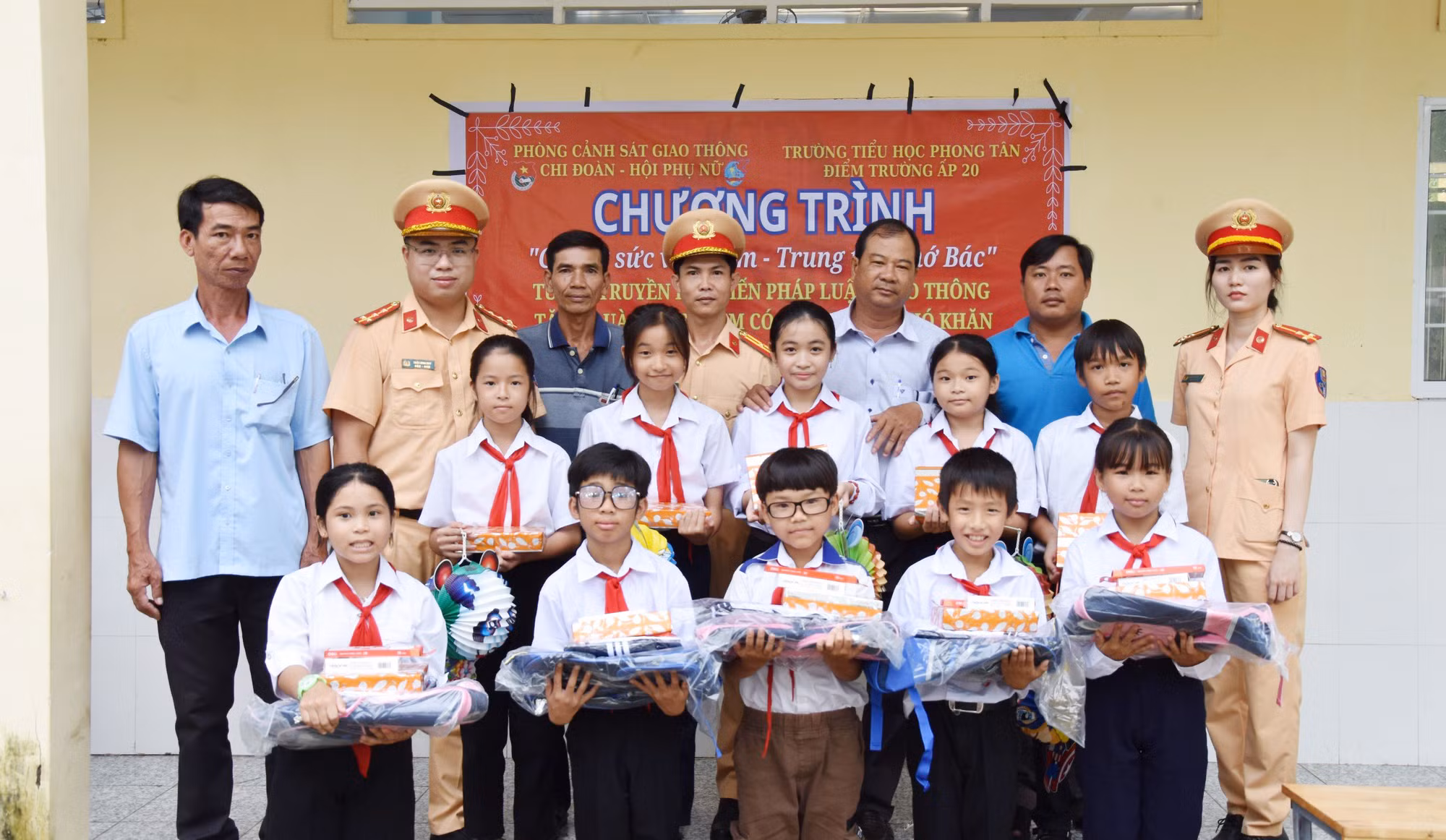 CSGT mang trung thu đến với học sinh nghèo vùng ven -0