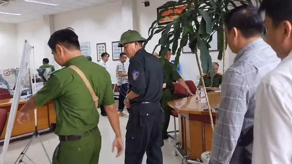 Mang súng tự chế vào cướp tiền tại Phòng giao dịch ngân hàng