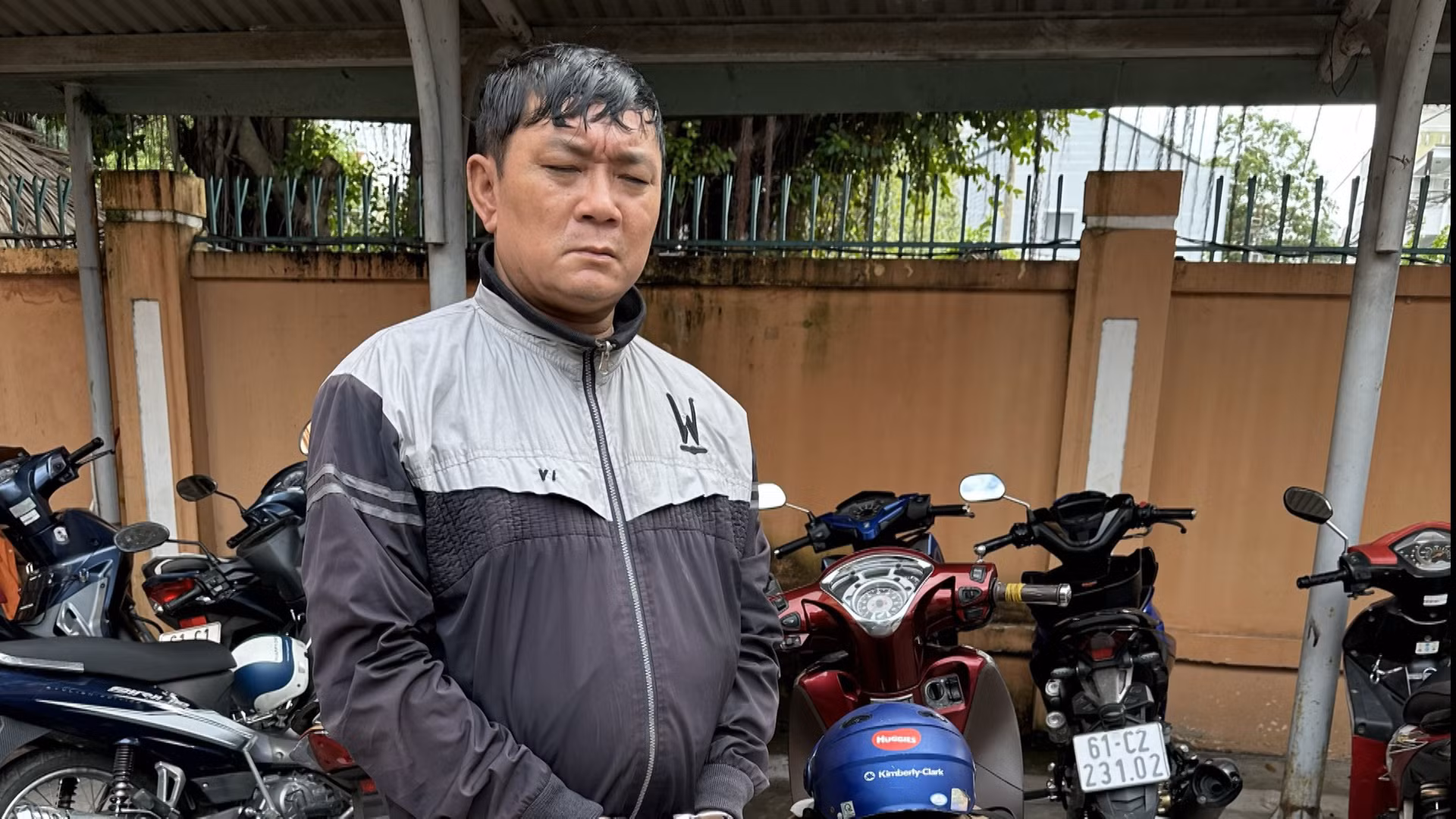 Bắt kẻ đánh tráo 522 tờ vé số của người phụ nữ khuyết tật không có cả tay lẫn chân -0