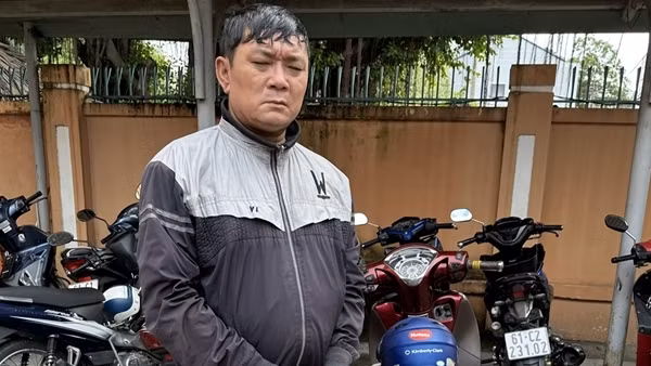 Đánh tráo 522 tờ vé số của người phụ nữ khuyết tật không có tay chân