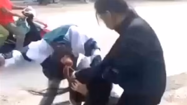 Làm rõ đối tượng đánh nữ sinh túi bụi trước cổng trường