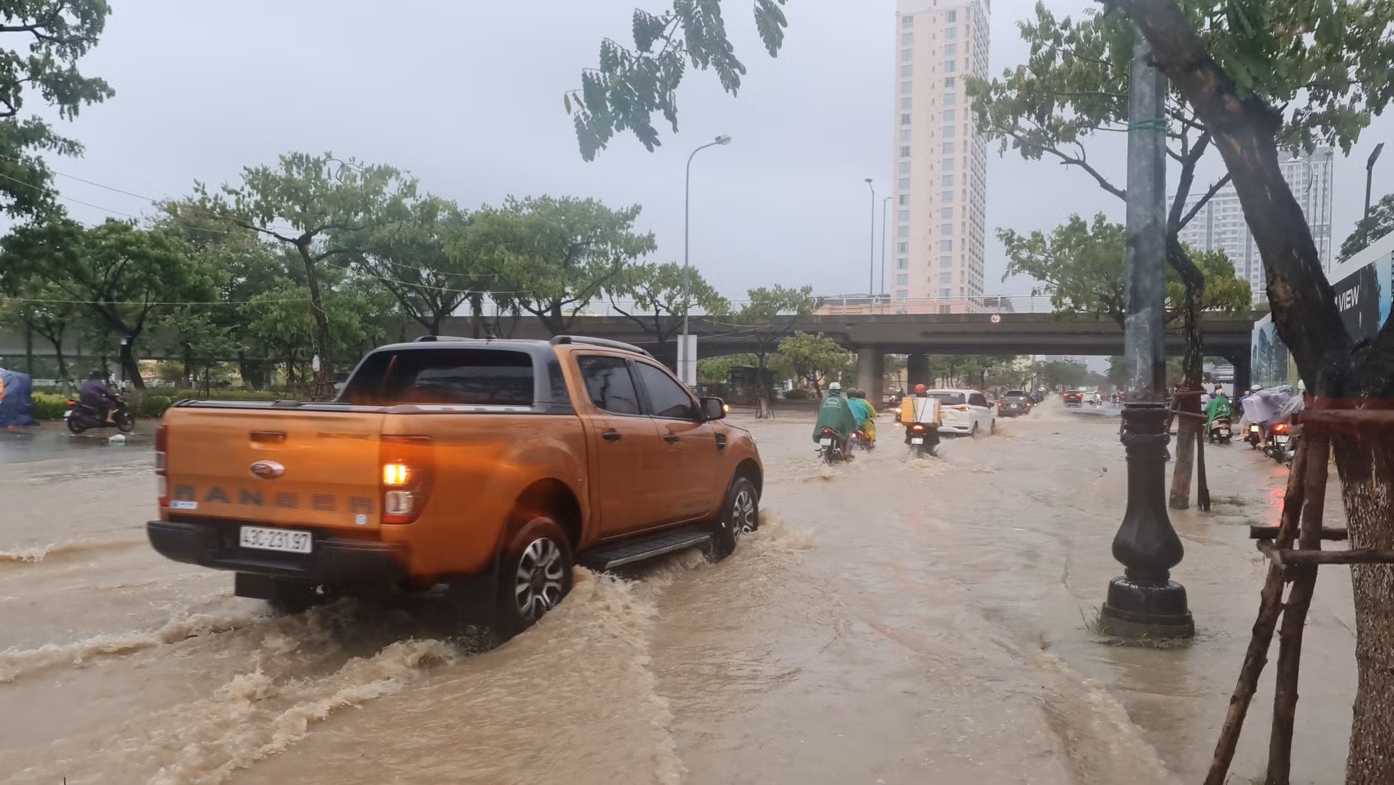 Nhiều tuyến đường Đà Nẵng ngập sâu do mưa lớn -1