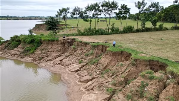“Hà bá” nuốt đất nông nghiệp, uy hiếp khu dân cư
