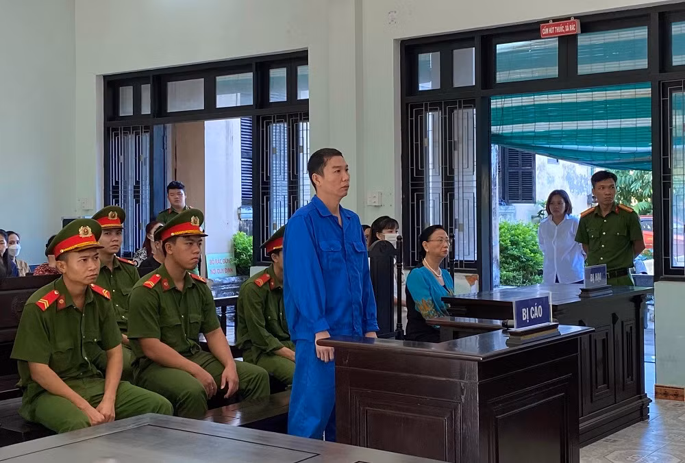 Cựu Cảnh sát trại giam cướp tiệm vàng lĩnh án 8 năm 3 tháng tù -0