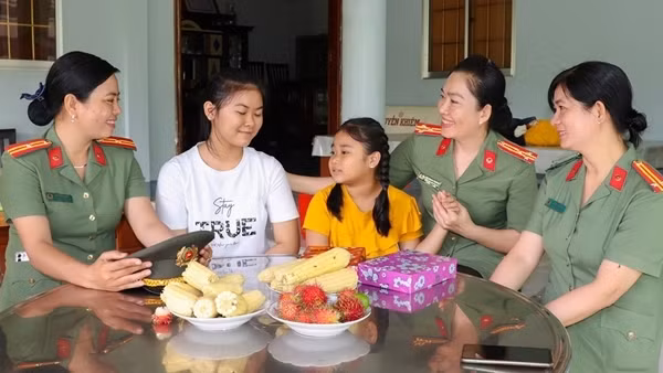 “Mẹ đỡ đầu” - những vòng tay ấm áp