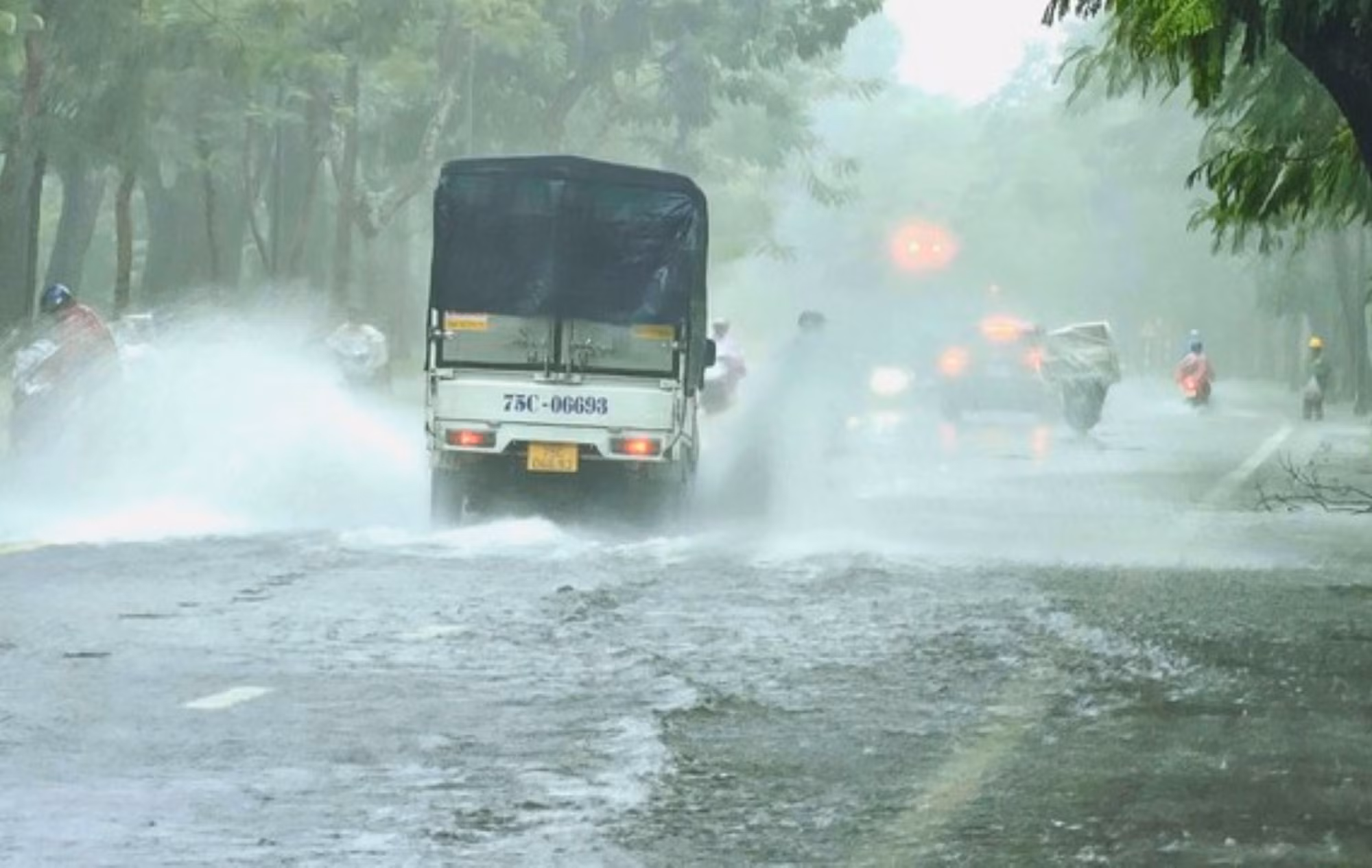 Mưa lớn, nhiều tuyến đường ở trung tâm TP Huế ngập lụt -0