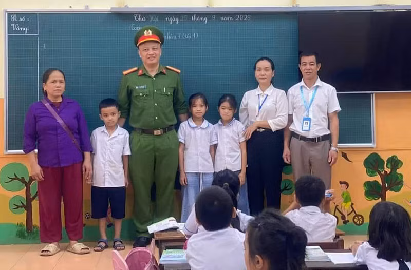 Thiếu tá Công an cứu giúp 3 cháu học sinh mắc kẹt giữa lòng suối -0
