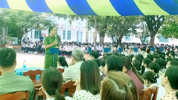 Tuyên truyền PCCC&CNCH cho giáo viên, học sinh tại Khánh Hòa
