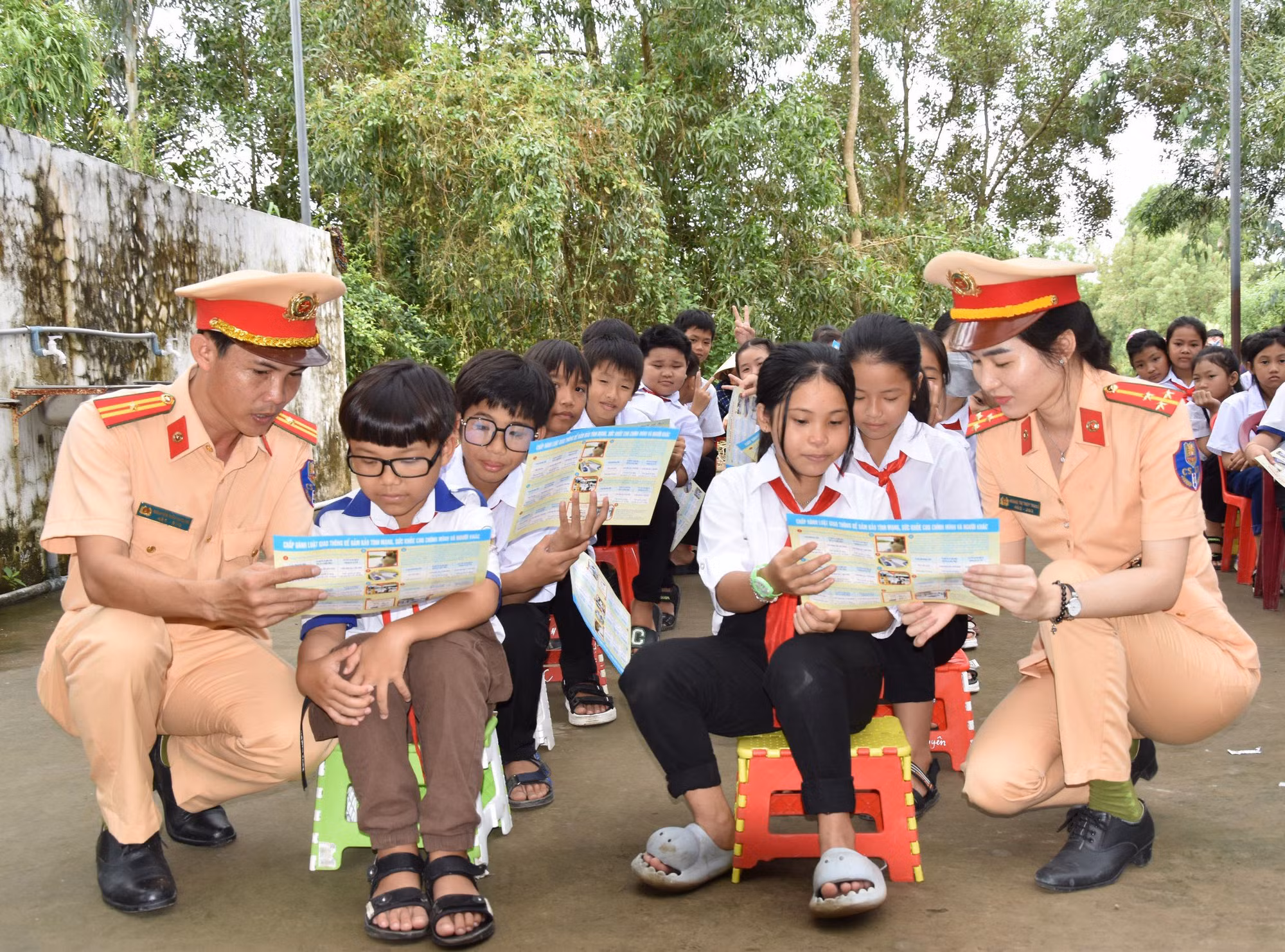 CSGT mang trung thu đến với học sinh nghèo vùng ven -0