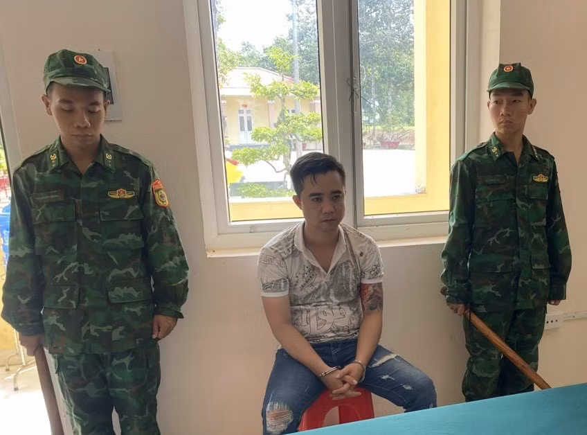 Qua Campuchia mua ma túy đá về sử dụng và bán cho các con nghiện -0