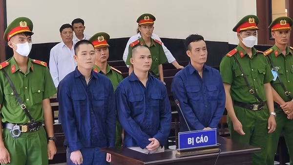Cầm đá đánh chết người, 3 thanh niên “chia nhau” 45 năm tù