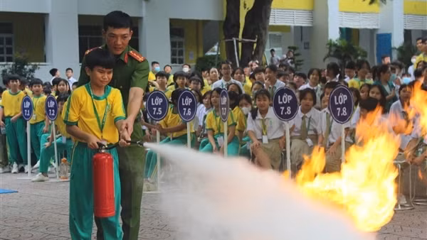 Tuyên truyền, tập huấn PCCC cho cán bộ cấp xã và hàng ngàn học sinh