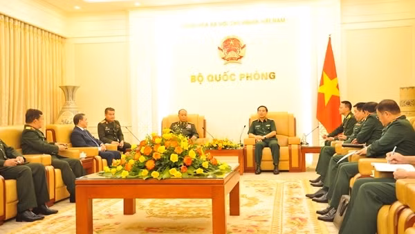 Đại tướng Phan Văn Giang tiếp Chủ nhiệm Tổng cục Chính trị Quân đội nhân dân Lào