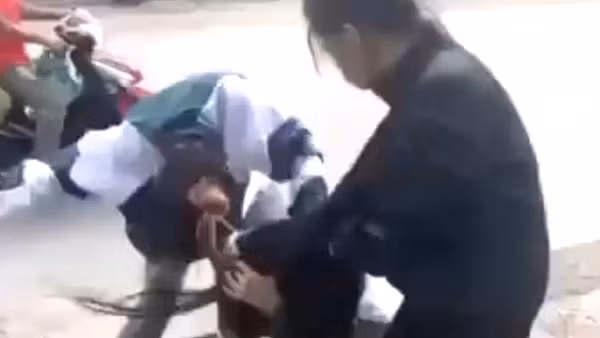 Công an vào cuộc vụ nữ sinh bị đánh túi bụi ngay trước cổng trường