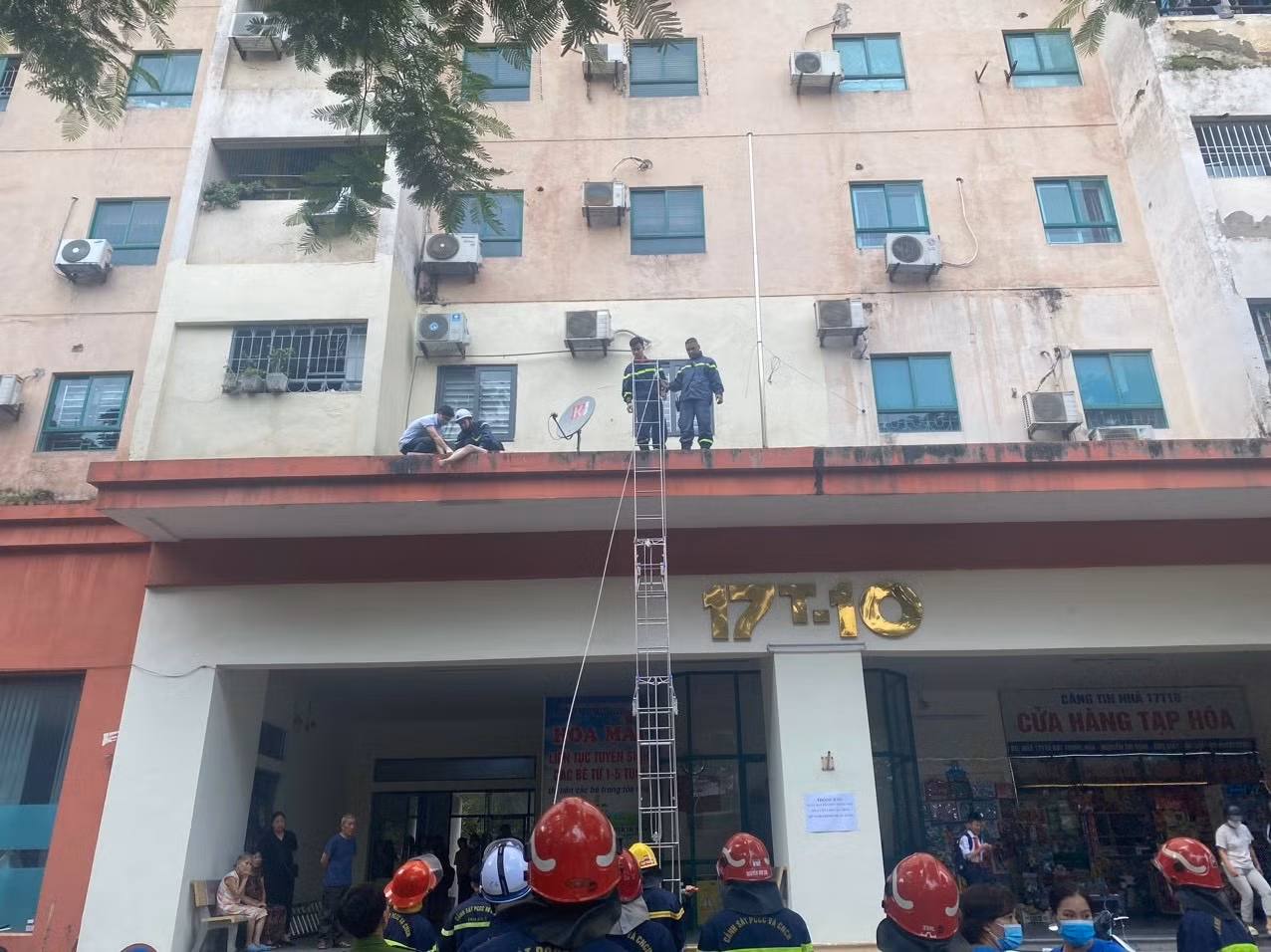 Cứu nạn thành công một phụ nữ trượt ngã từ tầng cao toà nhà chung cư -0