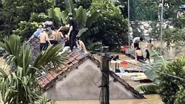 Mưa ngập phòng trọ, 40 học sinh trèo lên nóc nhà kêu cứu