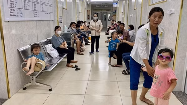Đau mắt đỏ hoành hành, nhiều người biến chứng nặng do tự điều trị