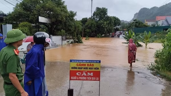 Công an Thanh Hóa bám địa bàn, giúp dân phòng, chống mưa lũ