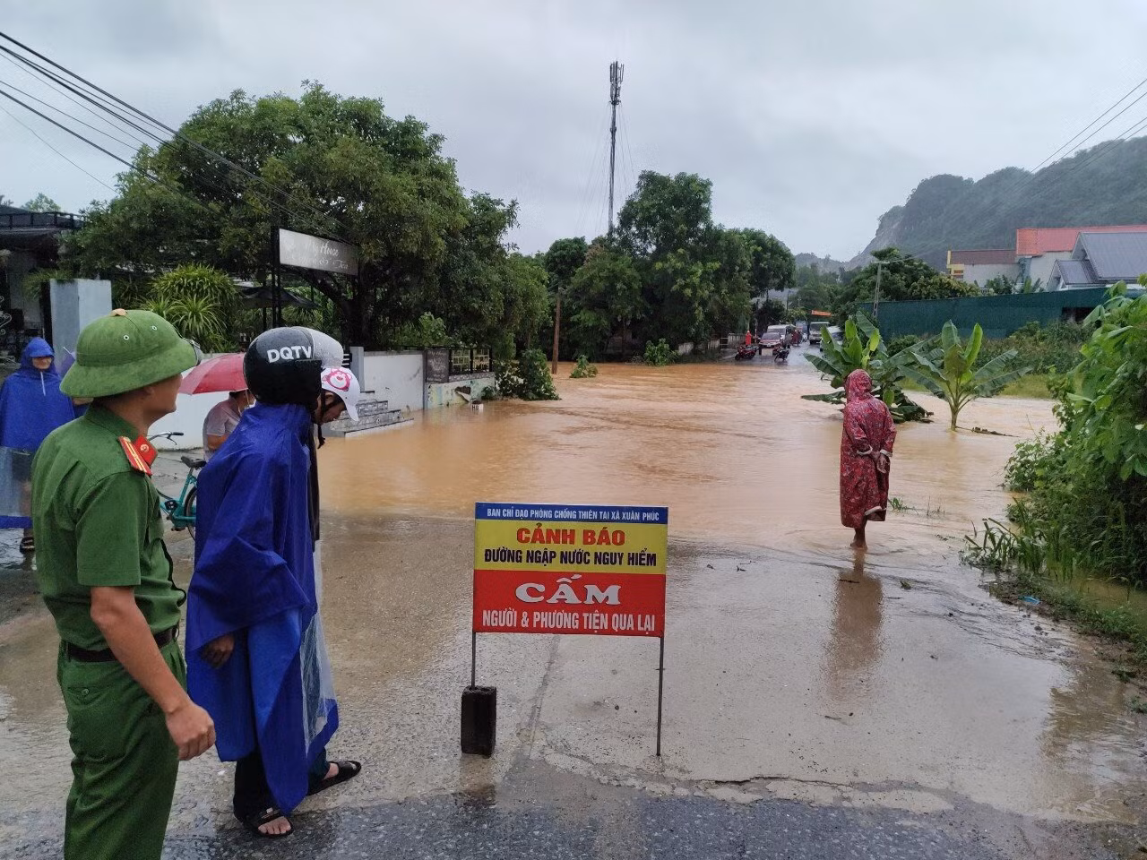 Công an Thanh Hóa xuống cơ sở giúp dân phòng, chống mưa lũ -0