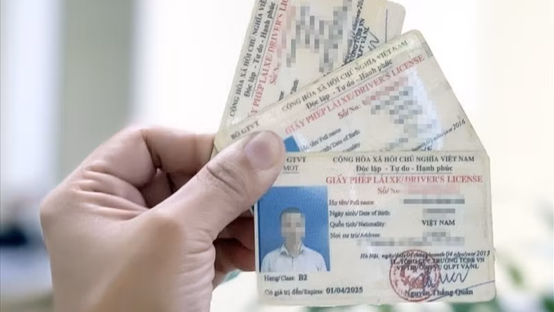 Mỗi ngày có từ 500-700 giấy phép lái xe được đổi trực tuyến -0