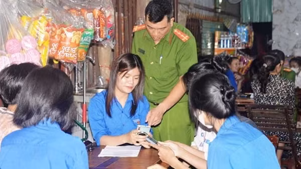Đoàn viên thanh niên tích cực tham gia kích hoạt tài khoản định danh điện tử