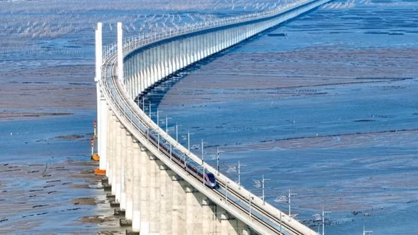 Trung Quốc khánh thành tuyến đường sắt cao tốc vượt biển đầu tiên