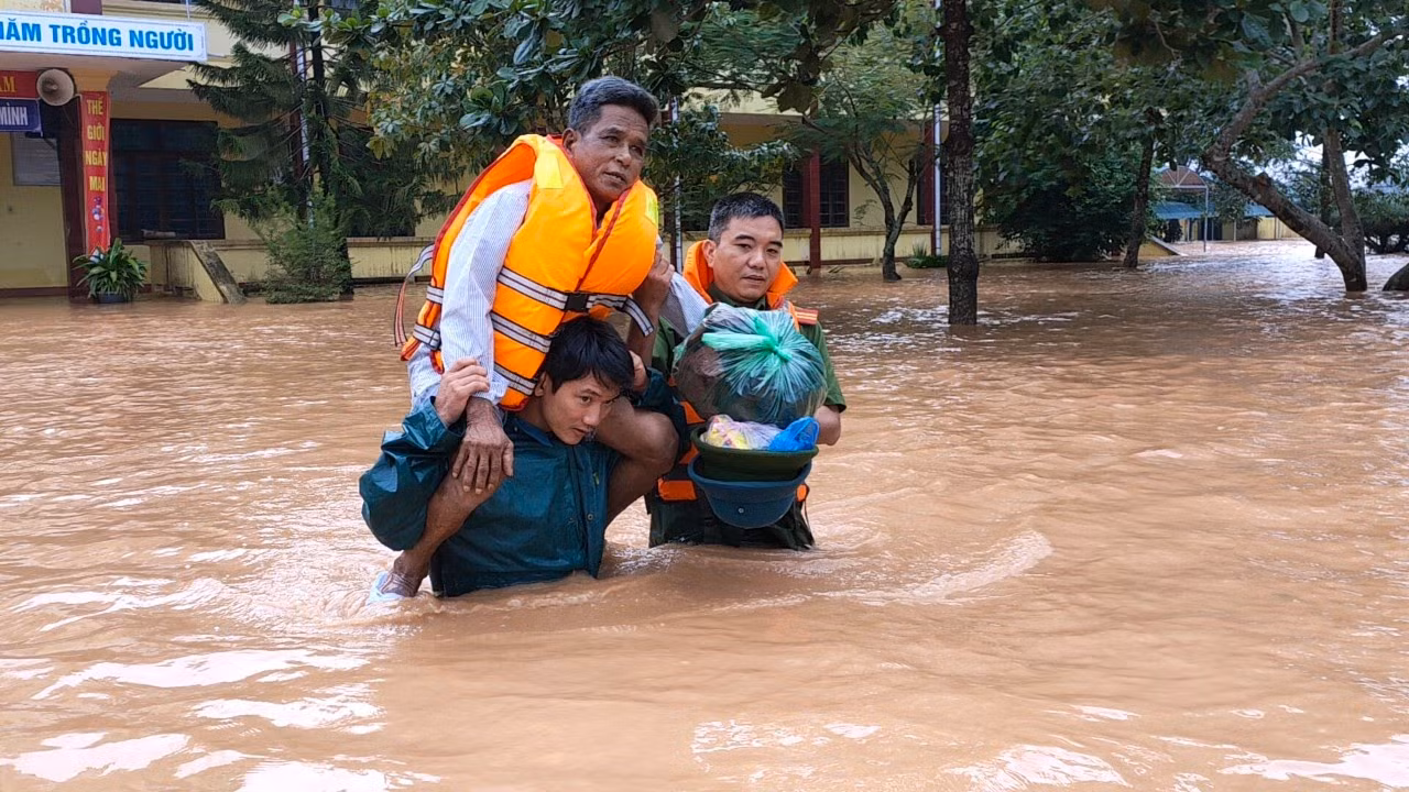 Công an Quảng Trị sẵn sàng giúp dân ứng phó với mưa lũ -0