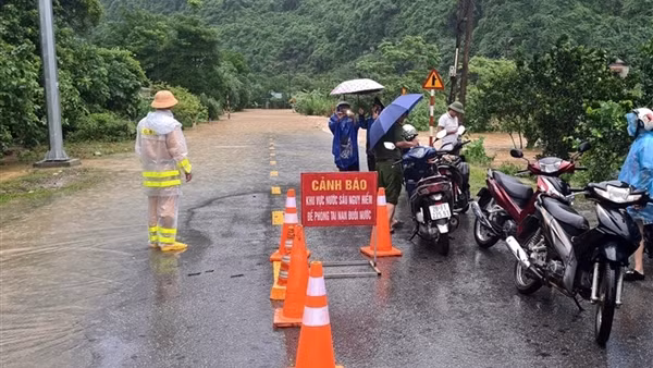 CSGT Hòa Bình ứng trực, hỗ trợ người dân qua khu vực sạt lở ngập úng