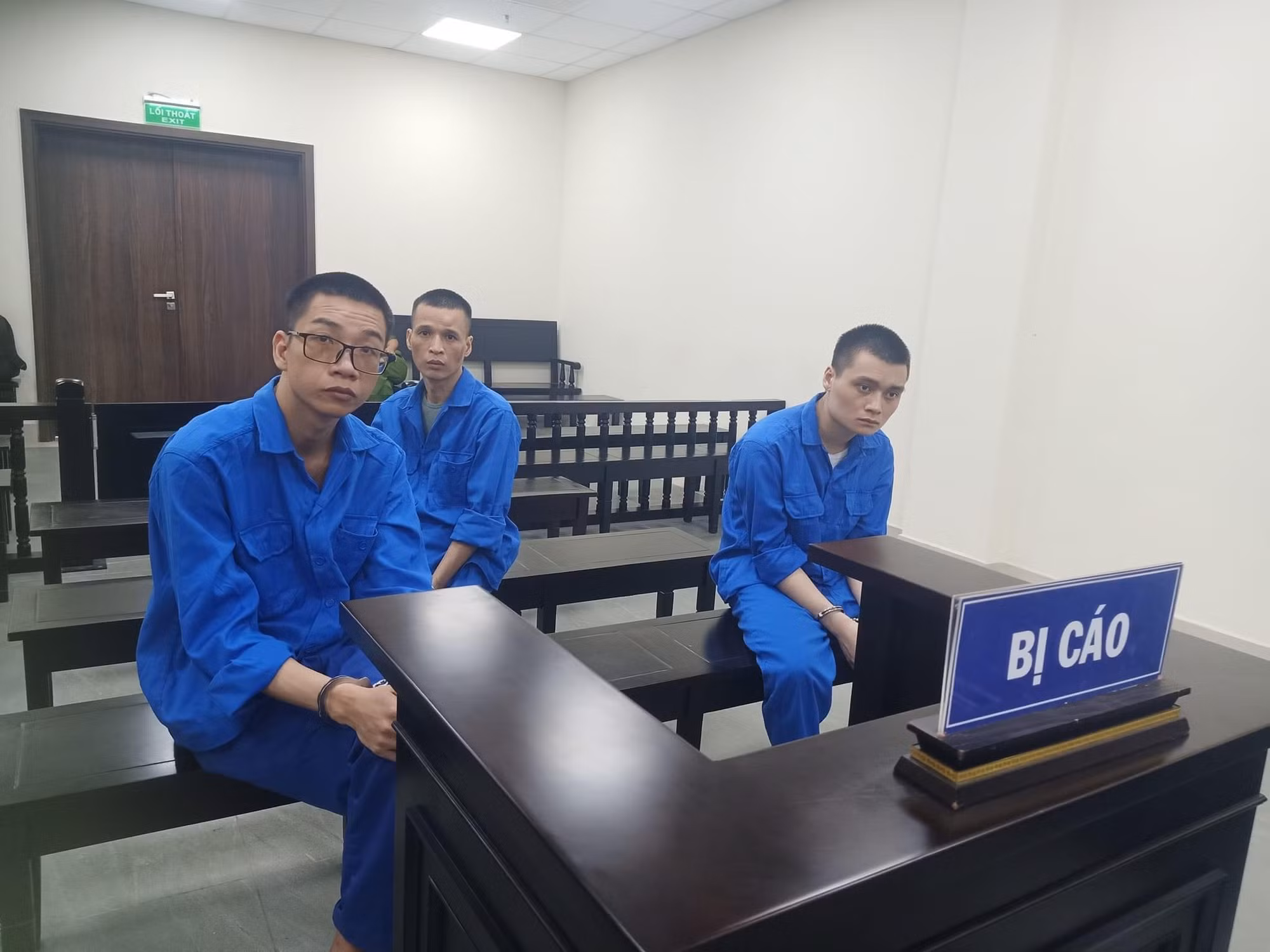 Mua bán trái phép thông tin, ba bị cáo lĩnh 19 năm tù -0