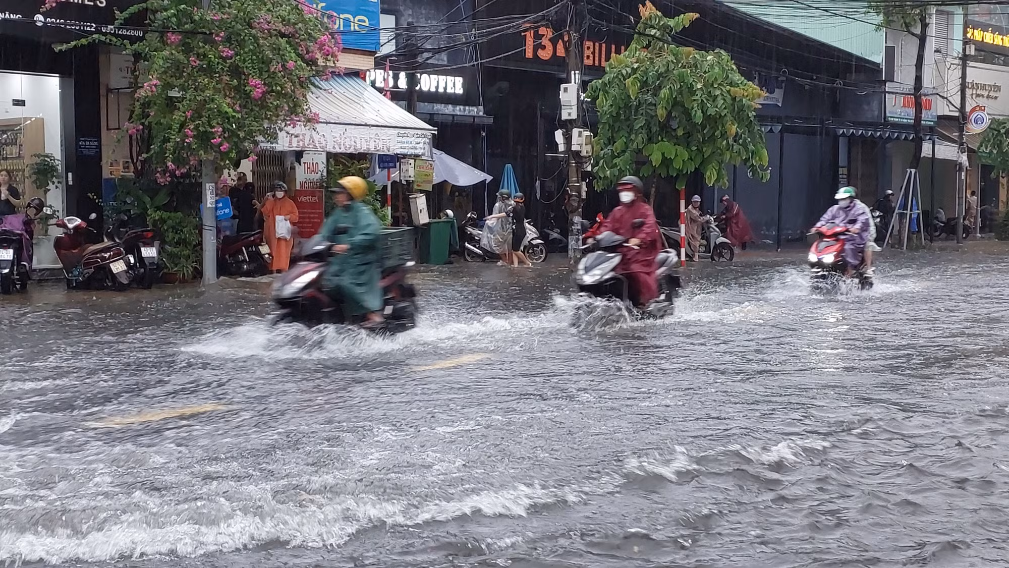 Nhiều tuyến đường Đà Nẵng ngập sâu do mưa lớn -1