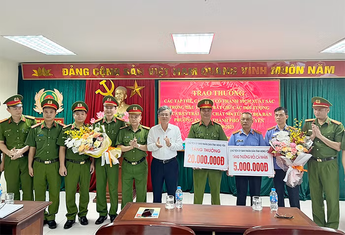 Trao thưởng cho các tập thể, cá nhân có thành tích trong -0