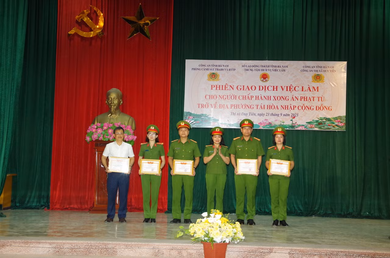 Gần 200 người chấp hành xong án phạt tù tham gia phiên giao dịch việc làm -0